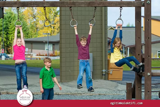 Özgürlükçü bir tavır çocukların kendi iç seslerini duymalarını ve kendi isteklerini farketmelerini sağlıyor.