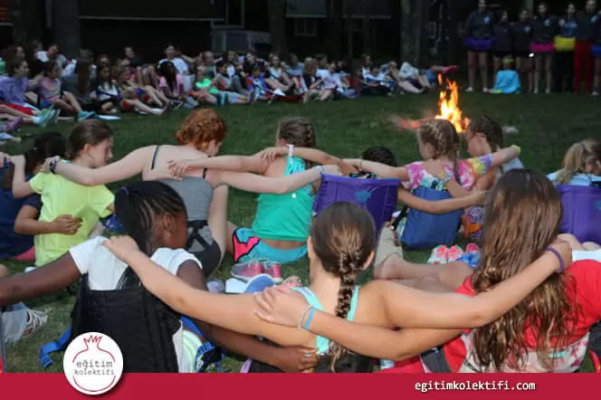 Anne-babalar çocuğun gelişimini ders başarısı olarak görseler de sosyal ve duygusal öğrenme çocuğun gelişiminin vazgeçilmez bir parçasıdır.