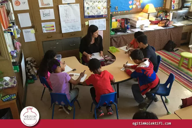 Sınıfların küçüklüğü  en çok temel matematik ve dil becerilerinin, okuma yazmanın öğrenildiği ilkokul yıllarında önemlidir.
