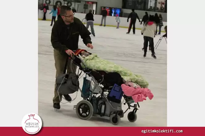 Kızı kendini farklı hissetmesin diye onunla birlikte biyonik kulak takmaya başlayan baba
