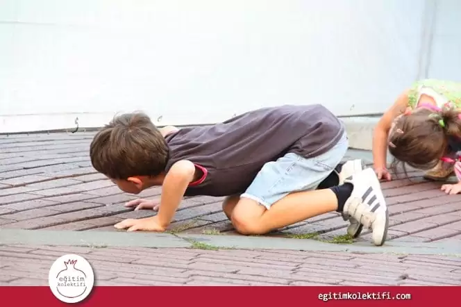 Çocuğun merak duygusunu tetikleyecek bir başka yol ise ‘Sence bu nasıl oldu?’ sorusunu sormak